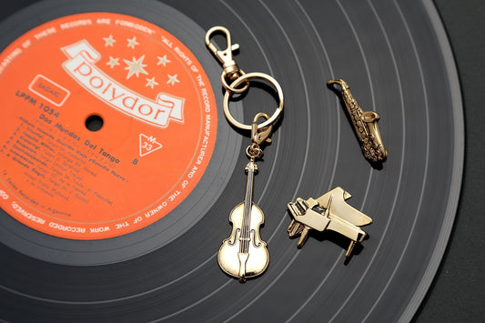 ディテールの秘密は墨入れ仕上げ｜職人の手作業が生み出す楽器のリアル感