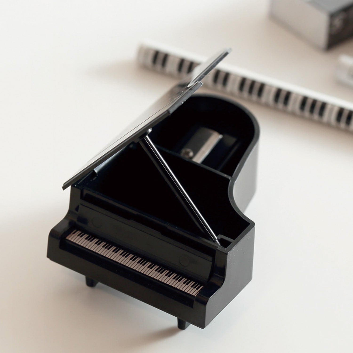 Concert piano-shaped pencil sharpener – MUSIC FOR LIVING